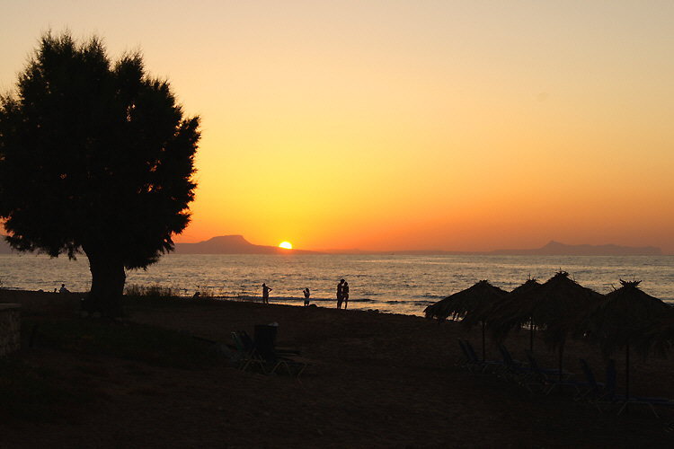 Sonnenuntergang: Blick vom Strand von Stavromenos auf das Kap Drapanon