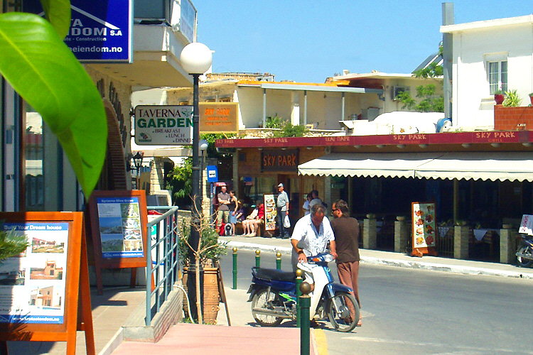 Platanias (Rethymnon): By the village square