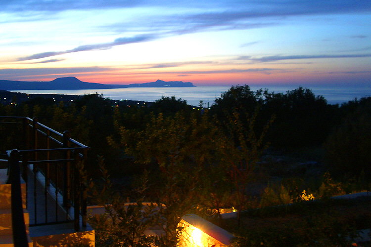 Prines: Blick auf Kap Drapanon und Halbinsel Akrotiri in der Abenddämmerung