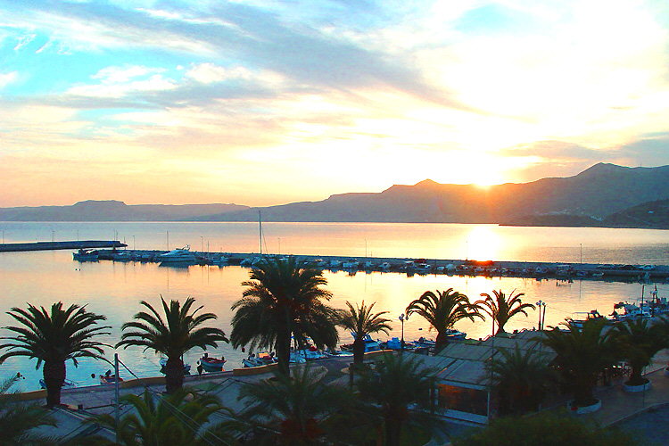 Sitia: Sonnenaufgang über der Bucht